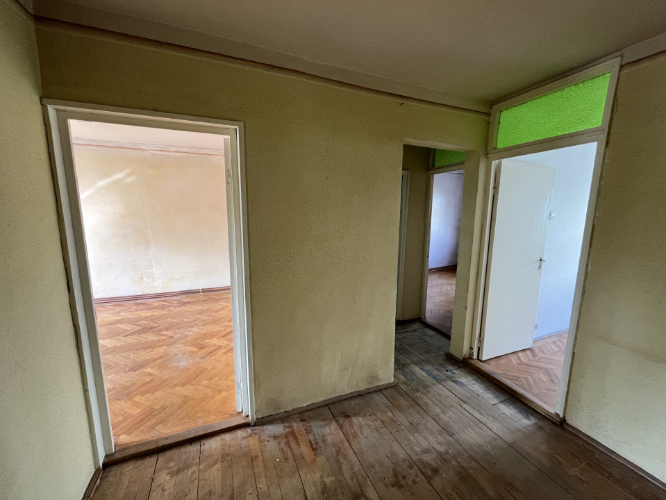 Apartament 3 camere - De Renovat - Etaj 1 - Strand